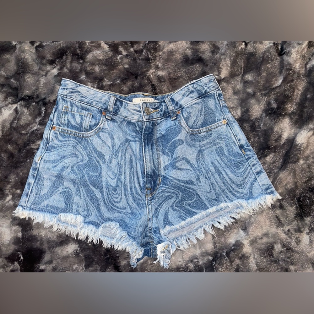 Super cute high rise PacSun shorts- selling because I don’t wear them a lot